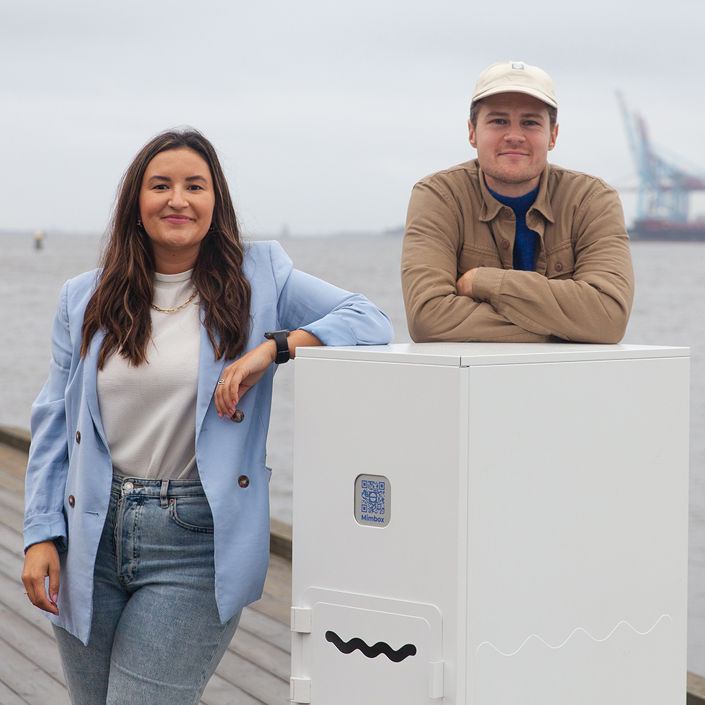 Mimbly’s co-founders Isabella Palmgren Emil Vestman with the Mimbox.